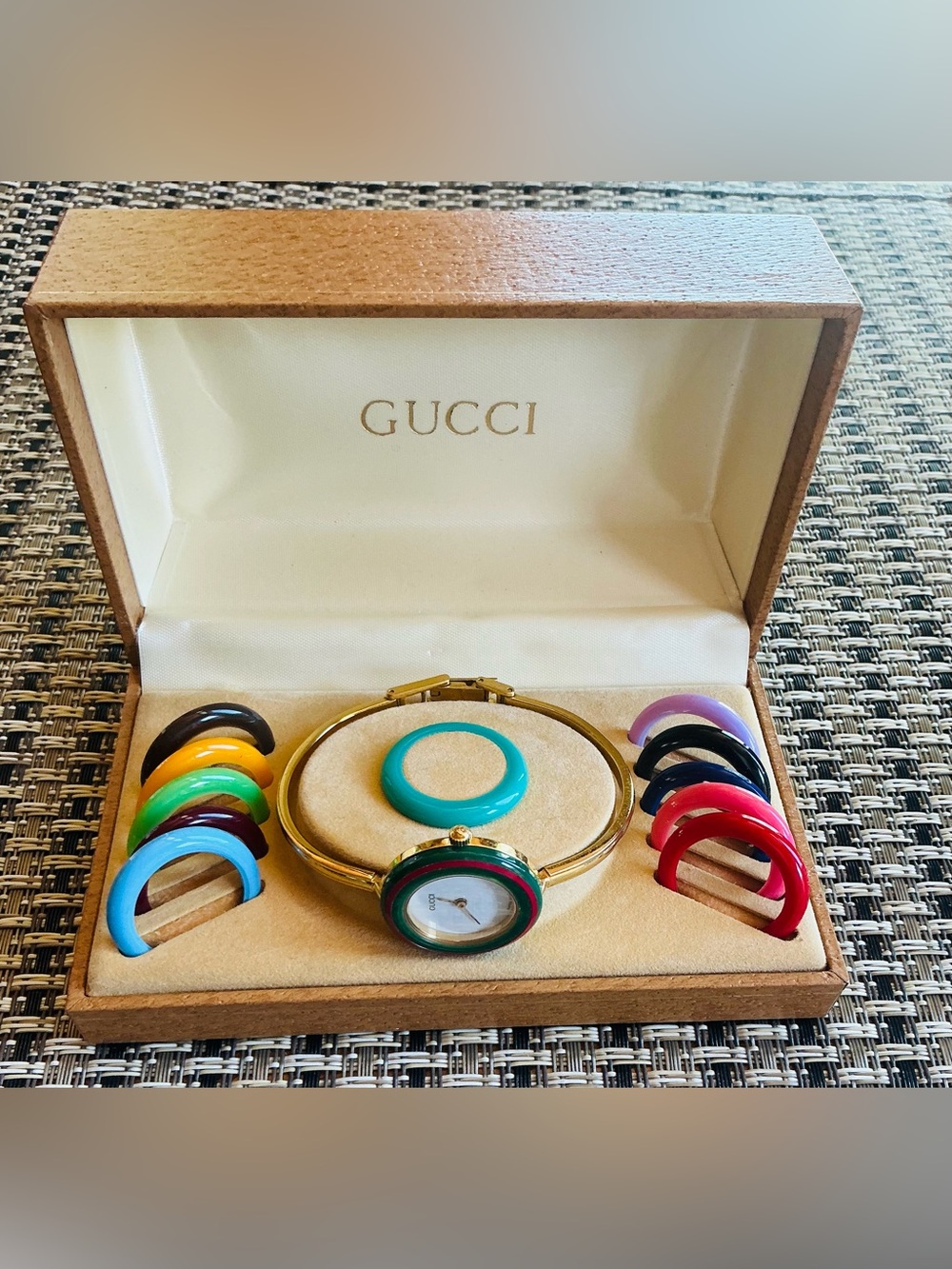 Beautiful GUCCI watch with full set of bezels in NICE colors💜🩵💚💛❤️🖤💙